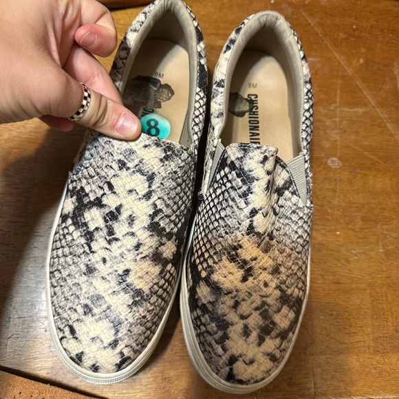 Cushionaires snake platform “van” style slip ons - Picture 2 of 7
